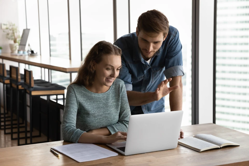 Enseigner au stagiaire, donner des conseils, superviser le travail d'un nouvel employé embauché