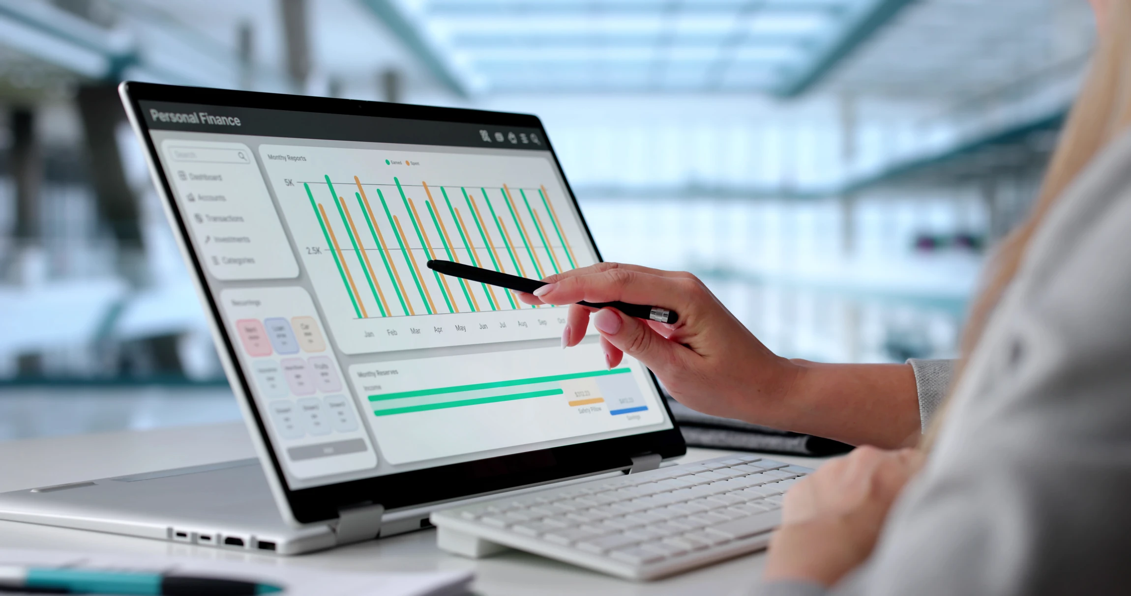 Gros plan dynamique montrant un professionnel (comptable, chef d'entreprise ou directeur informatique) en environnement de bureau moderne travaillant &agrave; son ordinateur avec une expression concentr&eacute;e et confiante. L'arri&egrave;re-plan doit montrer discr&egrave;tement un espace de travail organis&eacute; et professionnel. L'image doit transmettre la simplicit&eacute;, la confiance et l'efficacit&eacute; informatique sans aucun &eacute;l&eacute;ment futuriste, holographique ou fantaisiste.