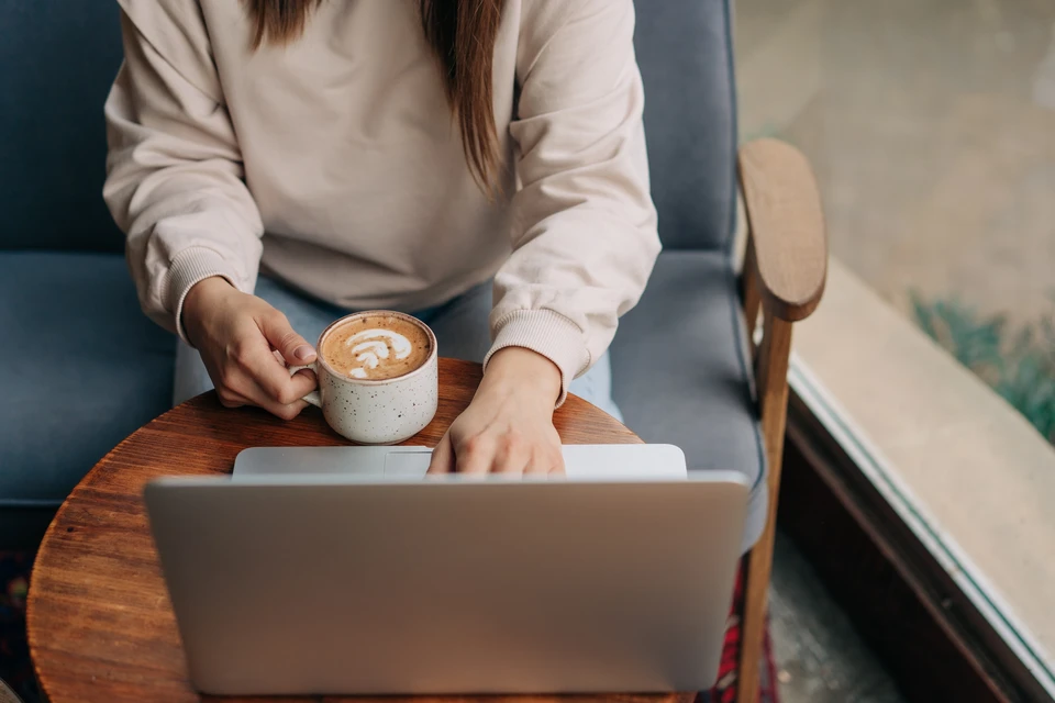 Espace de travail num&eacute;rique avec ordinateur portable affichant une interface de gestion de t&acirc;ches comportant cases &agrave; cocher vertes et rouges, liste de contr&ocirc;le interactive