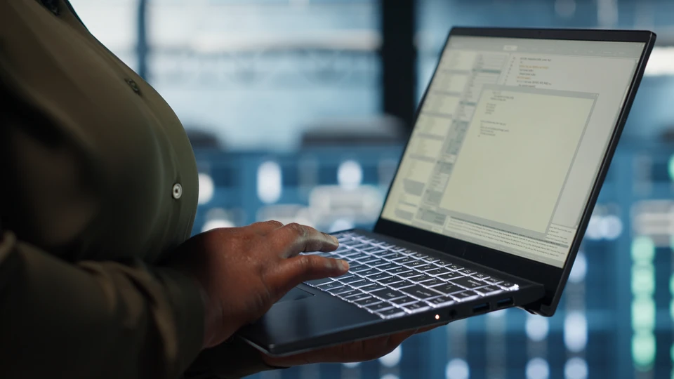 Homme d'affaires mature avec lunettes travaillant à son bureau dans un espace de travail moderne
