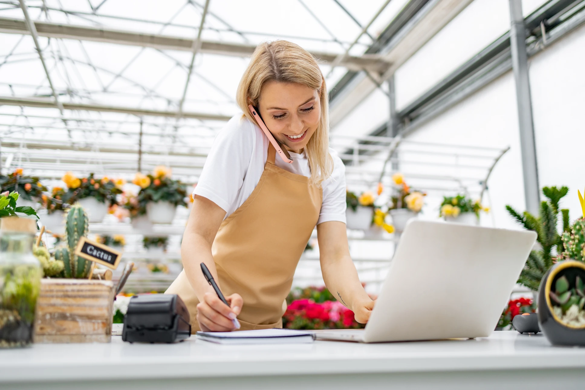 Photographie professionnelle réaliste d'un expert-comptable ou gestionnaire d'entreprise travaillant à son bureau, concentré sur son écran d'ordinateur affichant un logiciel de facturation ou de gestion métier, entouré d'éléments évoquant son activité professionnelle (documents, notes, matériel informatique ISICONCEPT). L'environnement doit être un bureau authentique de PME ou cabinet comptable, bien éclairé, moderne et professionnel, sans mise en scène artificielle.